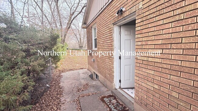 Building Photo - Rooms for Rent