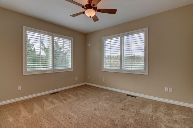 Building Photo - Incredible Home with Lake Views!