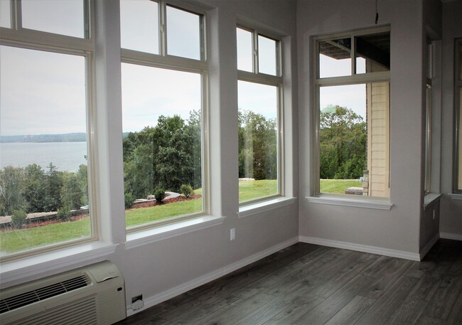 Building Photo - Luxury Lakeview 2 bedroom 2 bath Apartment...