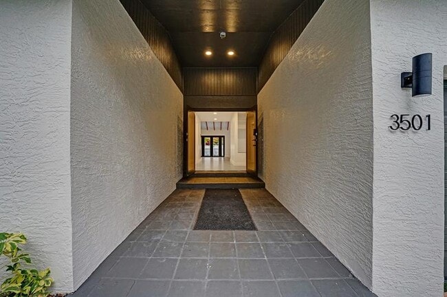 Building Photo - 3501 N Park Rd