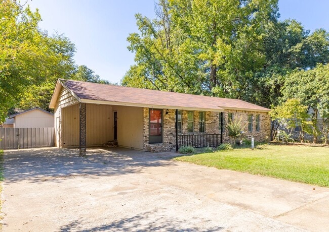 Building Photo - 1007 N Holly St