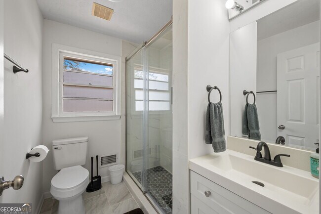 Building Photo - 1954 Woodbine Terrace NE