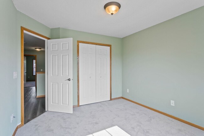 Building Photo - Freshly Remodeled 3bd 3ba Townhome for Rent in Club West, Blaine – Pond View!