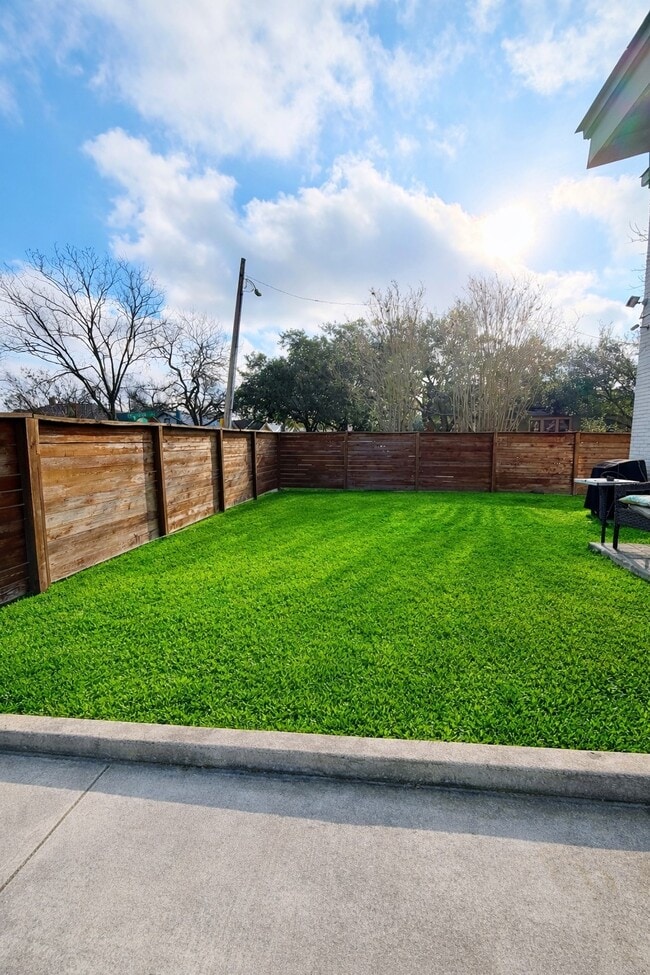 Building Photo - 4630 Woodside St