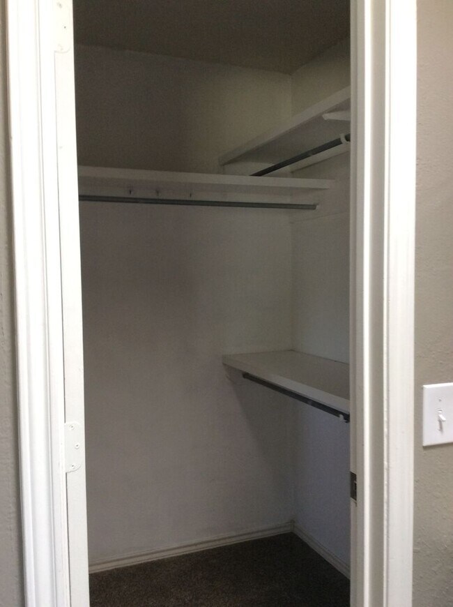 Building Photo - Beautiful 3/2/2 Home Available August!
