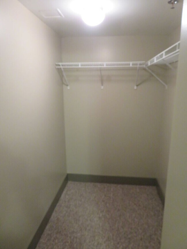 Building Photo - Lake Plaza Condominiums 3BD/2BA FALL 2025 ...