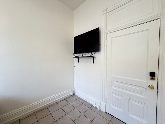 Building Photo - Fully Furnished Studio!