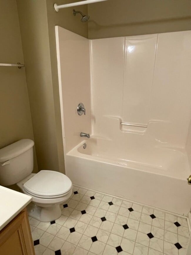 Building Photo - Townhouse / Whitsett