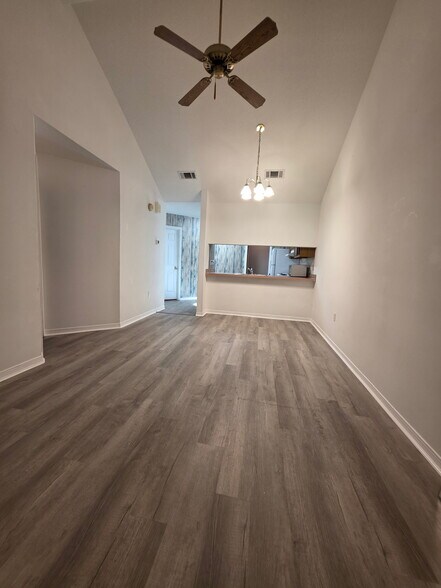 Building Photo - 8 Viking Dr NW