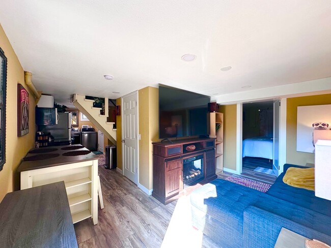 Building Photo - Modern Comfort Meets Convenience – Fully F...
