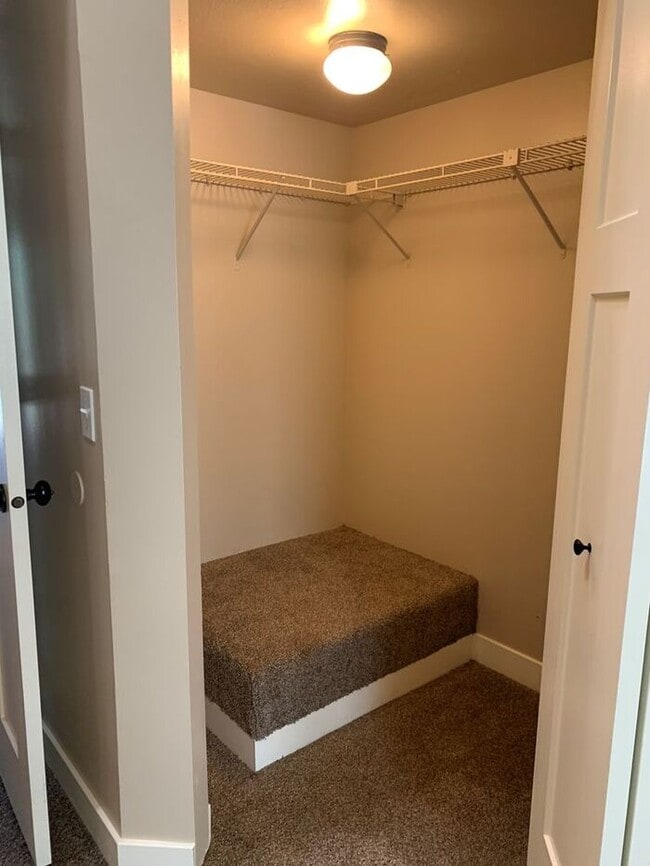 Building Photo - 2 Bed 1.5 Bath End Unit Townhome!