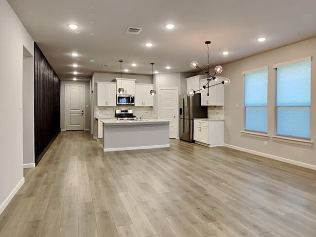 Building Photo - 545 Hazeltine Rd