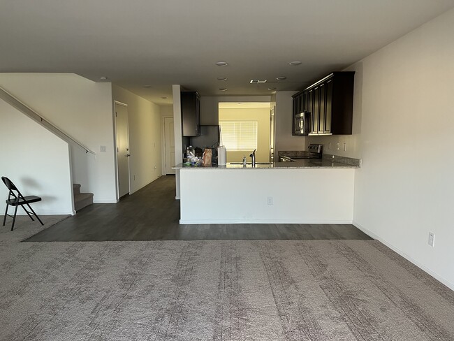 Kitchen - 2517 N McDonald Ln