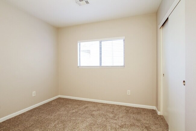 Building Photo - 11621 W Bloomfield Rd