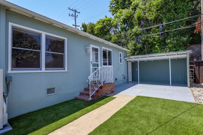 Building Photo - 4 Bed / 3 Bath Burlingame home near excell...