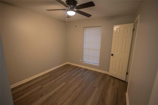 Building Photo - 3318 Kentwood Dr