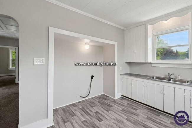 Building Photo - 1310 Almon Ave