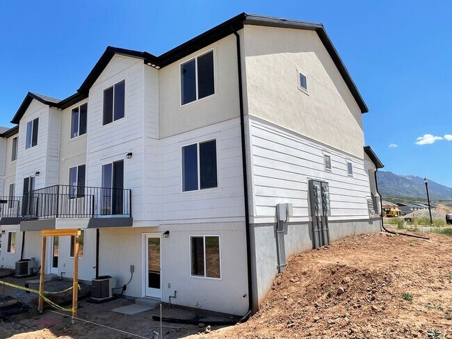 Building Photo - 3-Bedroom Townhome in Santaquin!