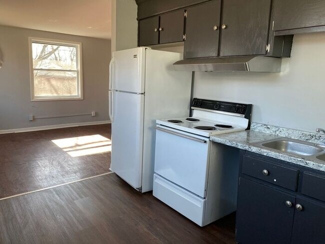Building Photo - 2 Bed / 1 Bath Apartment on 2nd Ave - Walk Downtown!