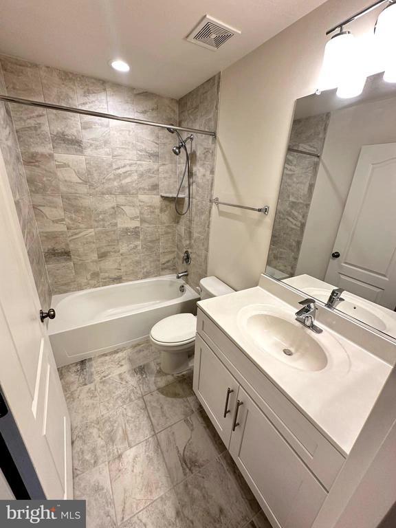 Building Photo - 5331 Greenwich Cir