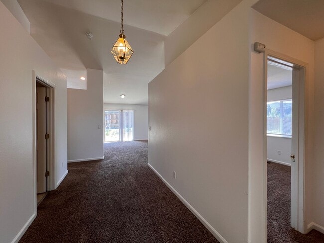 Building Photo - 3 bedroom Fernley home in Donner Trails