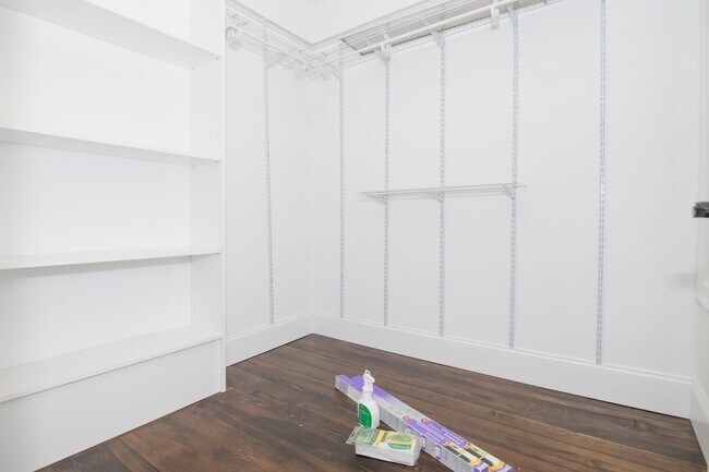 Building Photo - No Brokers Fee. InUnit Washer/Dryer, centr...