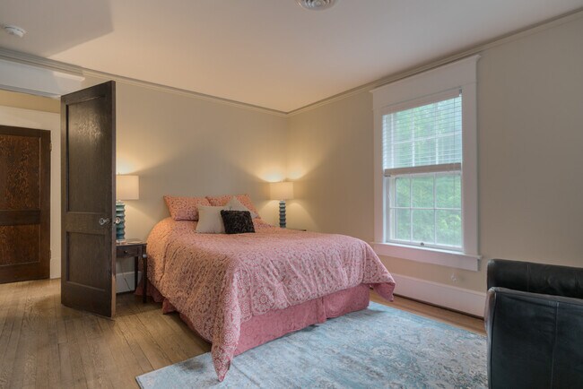 Building Photo - 207 Otey St