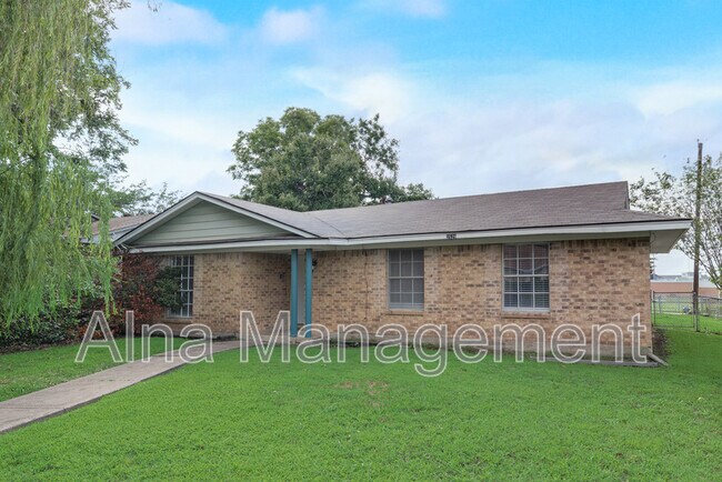 Building Photo - 2529 Belhaven Dr