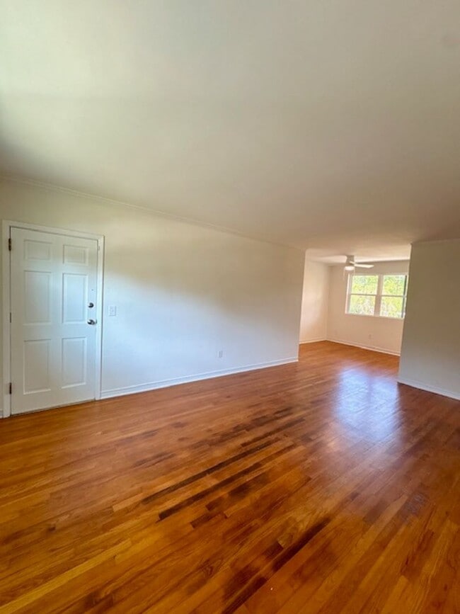 Building Photo - Fully Renovated Three Bedrooms Condo in South Windermere