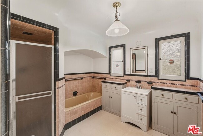 Building Photo - 147 S Poinsettia Pl