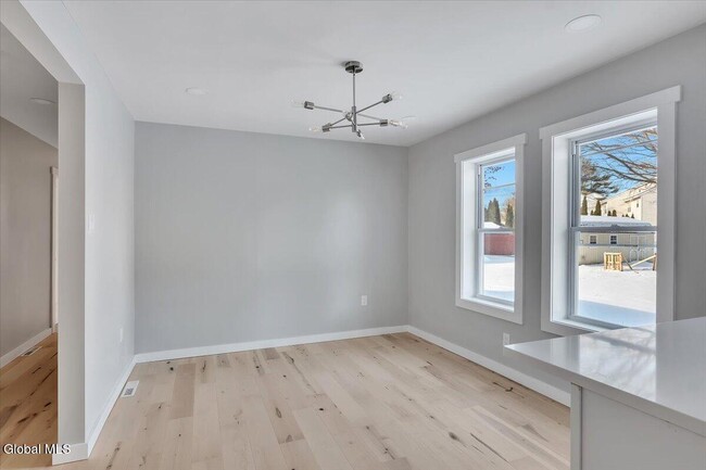 Building Photo - 257 W Circular St