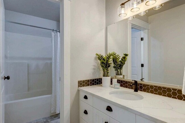 Building Photo - Beautiful home perfect for entertaining