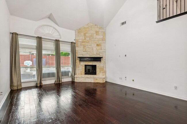 Building Photo - Luxurious in Little Elm