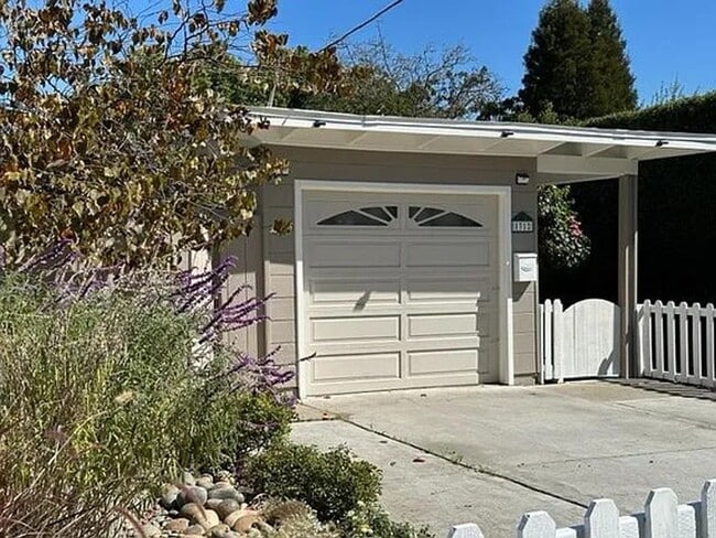 Building Photo - Cute Cottage in Belle Haven, Updated Interior, Remodeled Kitchen, Private Backyard!