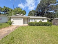Building Photo - Great Location - 3 bedroom home available!