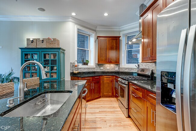 Building Photo - 2116 W Potomac Ave