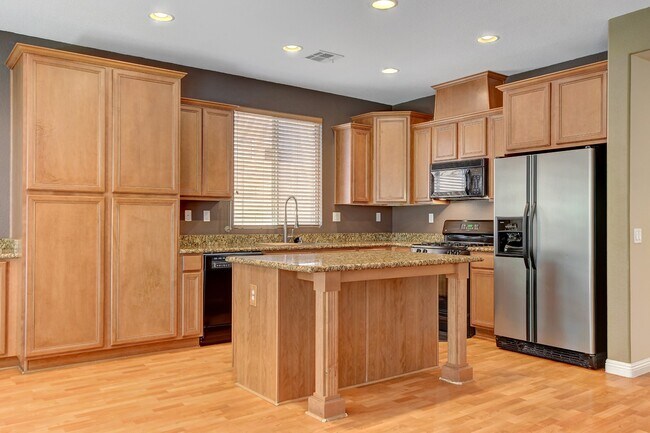 Building Photo - 1005 Roaring River Ave