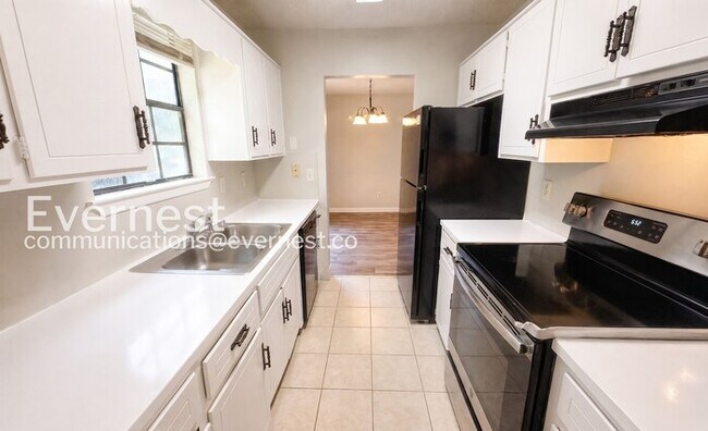 Building Photo - 3 Bed, 2 Bath Home with Deck and Off-Street Parking / Pet-friendly / Available Now!