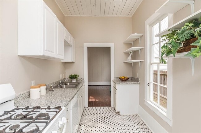 Building Photo - 2011 Decatur St