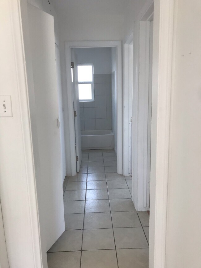 Building Photo - "Charming 2-Bedroom Unit in Oxnard's Heart...