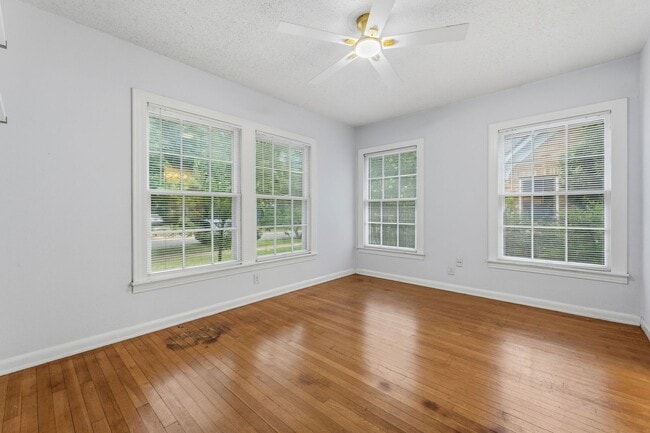 Building Photo - Nicely Updated 3/2 in Hyde Park
