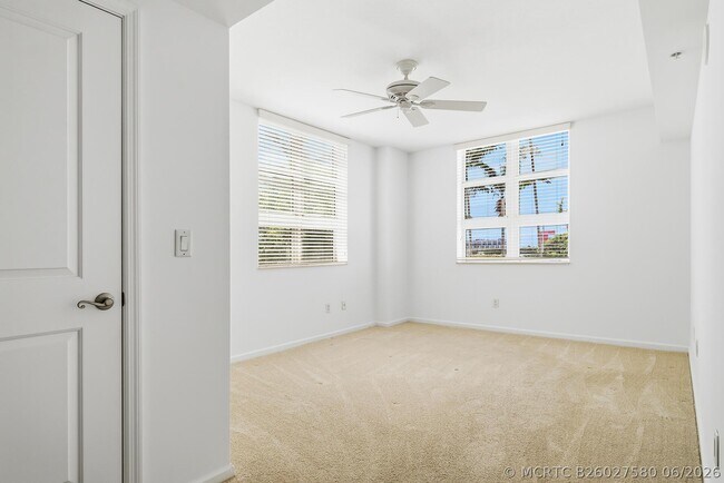 Building Photo - 403 S Sapodilla Ave
