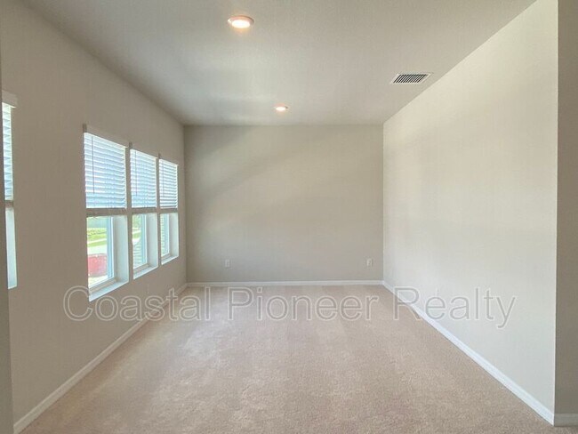 Building Photo - 28591 Cozy Creek Dr