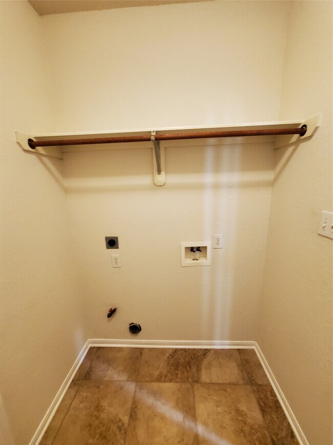 Building Photo - 2715 Falling Forest Ct