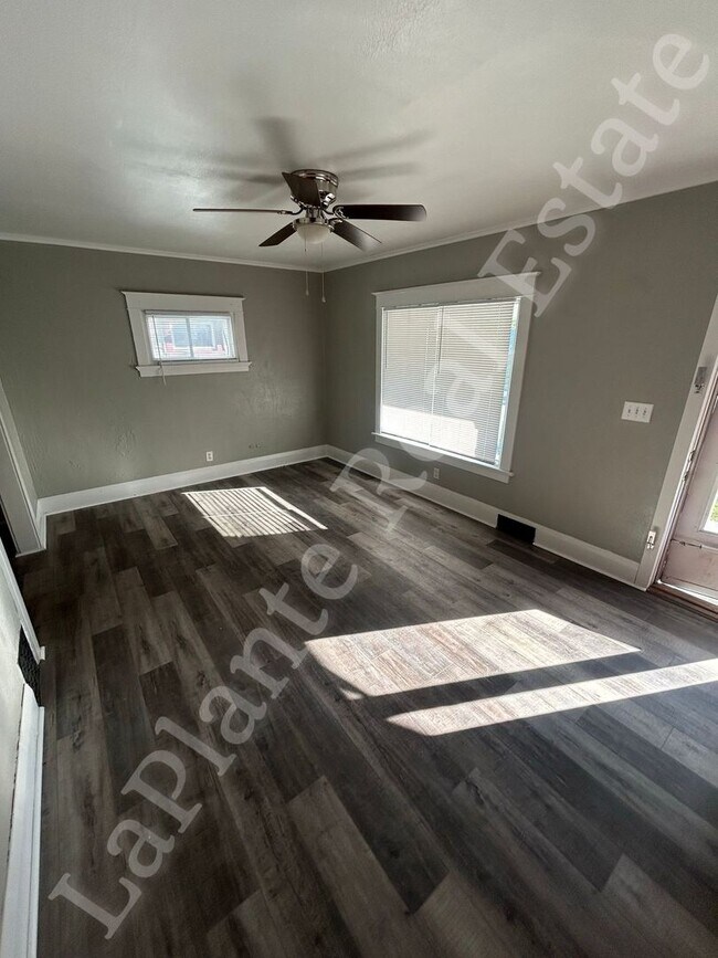 Building Photo - Charming 3-Bed Home with Porch & Parking –...