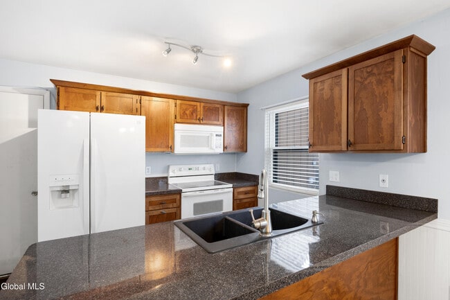 Building Photo - 9 Wake Robin Rd