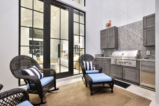 Building Photo - 400 Mola Ave