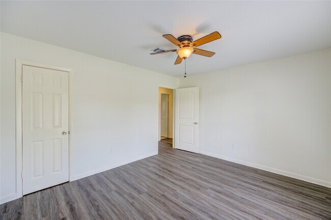 Building Photo - 9811 Shadydale Ln