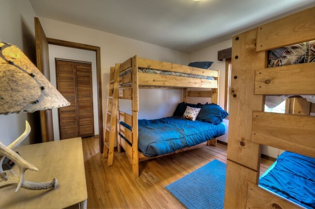 Building Photo - Ski Season Rental! Beautiful home near bus...