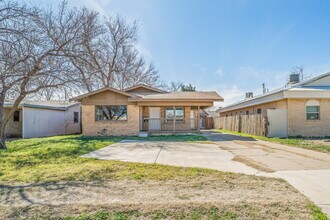 Building Photo - Large Efficiency w/ Loft, Minutes from TTU & Medical District